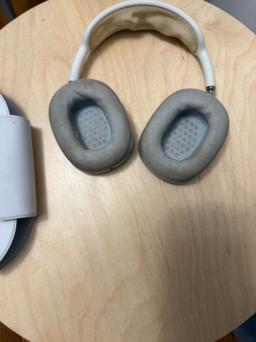 Apple AirPods Max Over-Ear Headphones in White - Picture 3 of 4